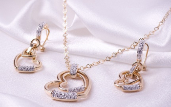 アクセサリー販売STAFF/ひとさじの遊び心を添えたジュエリーを展開するショップ@イクスピアリ